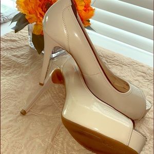 Beige platform Paten leather 4 inch heels by Guess